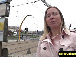 Studentessa sexy in preda film porno italiano a tre alla disperazione